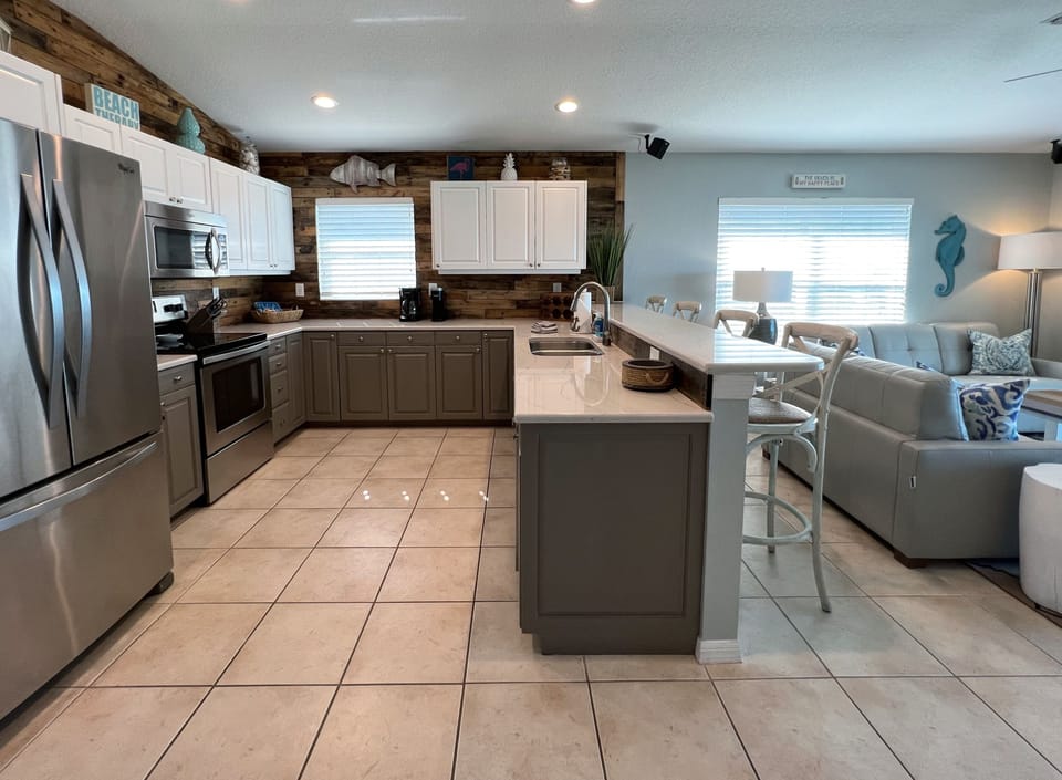 Updated and fully equipped kitchen for all of your cooking and s - Updated and fully equipped kitchen for all of your cooking and snacking needs while you're here.