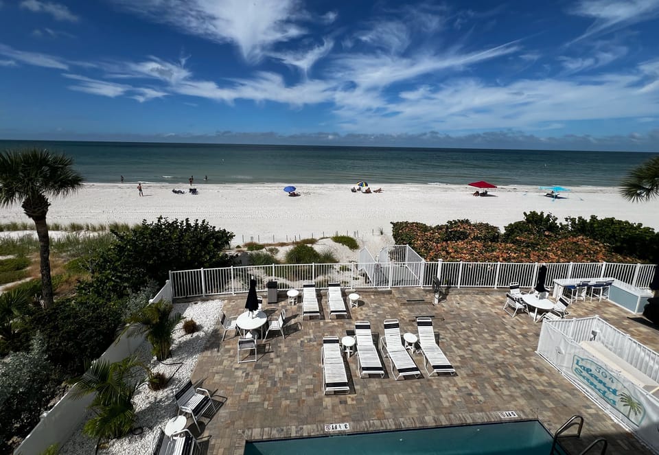 Sweeping views from this top floor, end unit and it's private ba - Sweeping views from this top floor, end unit and it's private balcony. Hello, Indian Rocks Beach!!