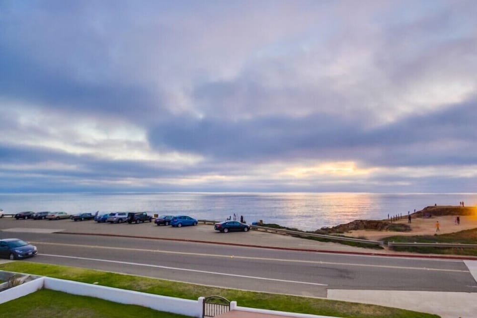 Endless Sunsets and the Pacific Ocean is a Stones Throw from Vil