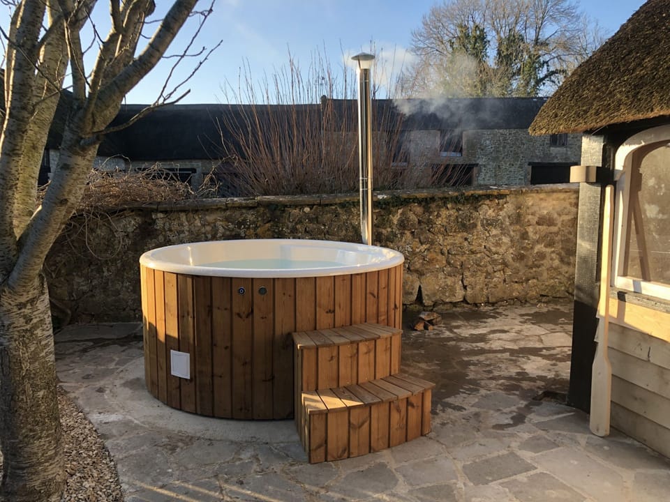 Outdoor spa tub