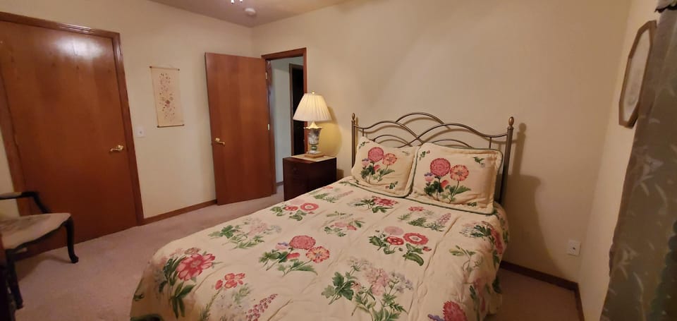 3rd bedroom with Queen bed (lower level)