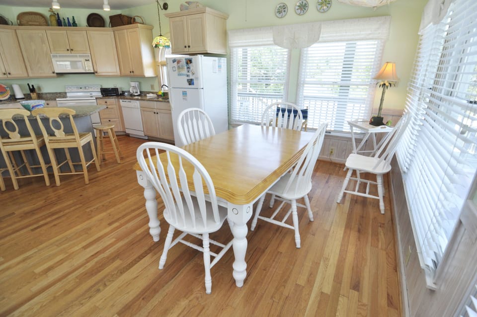 Dining Area (alternate view)