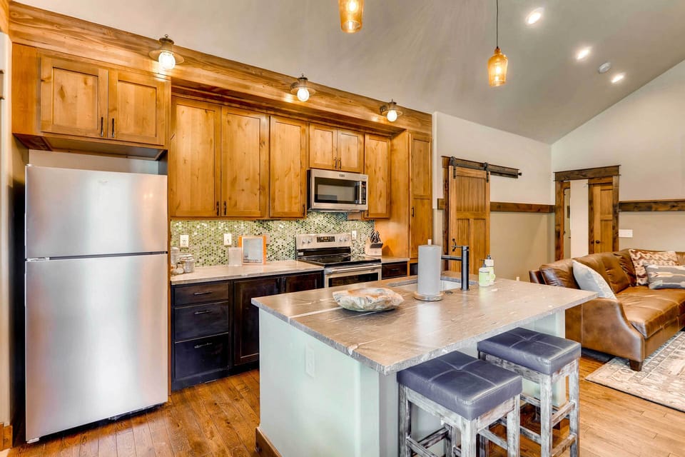 Fully Equipped Kitchen | Breakfast Bar