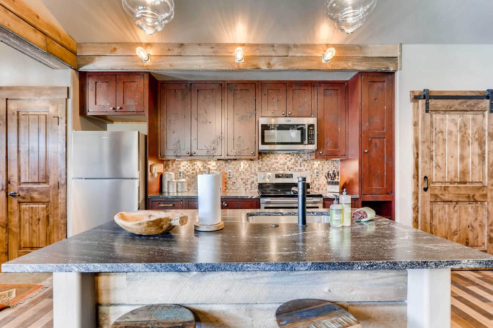 Fully Equipped Kitchen | Breakfast Bar
