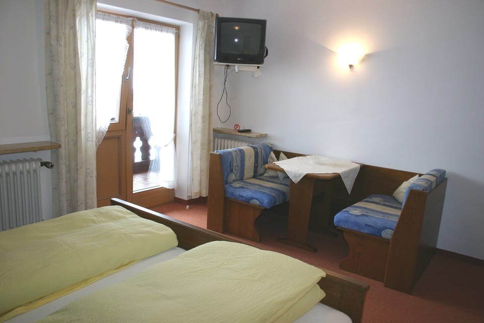 Ferienwohnung 2, 56 qm, Balkon und extra Küche Apartment in Bavaria