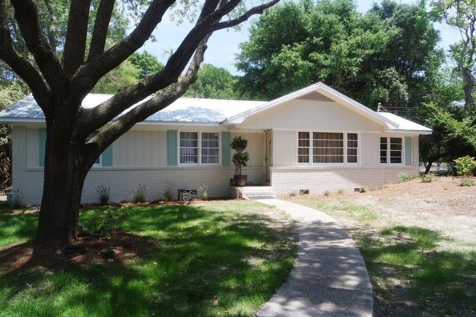 Large front yard - plenty of parking