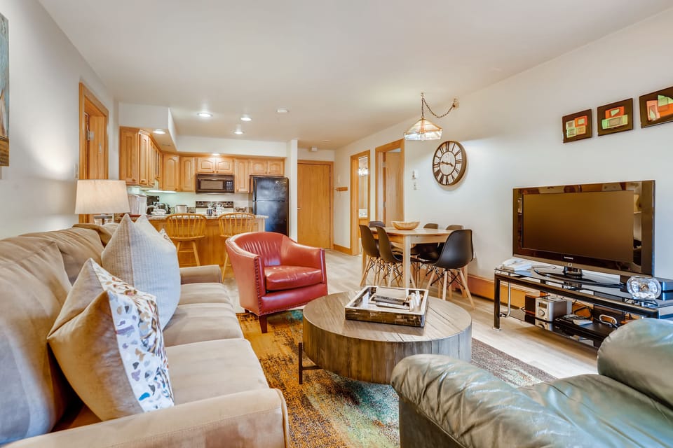 Open living area - View from fireplace to kitchen