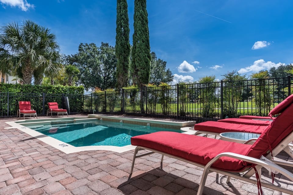 Heated Pool with hot tub 