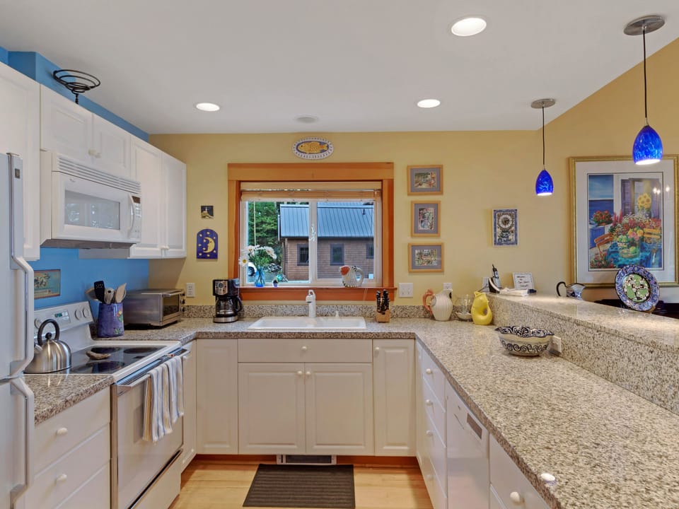 Full kitchen