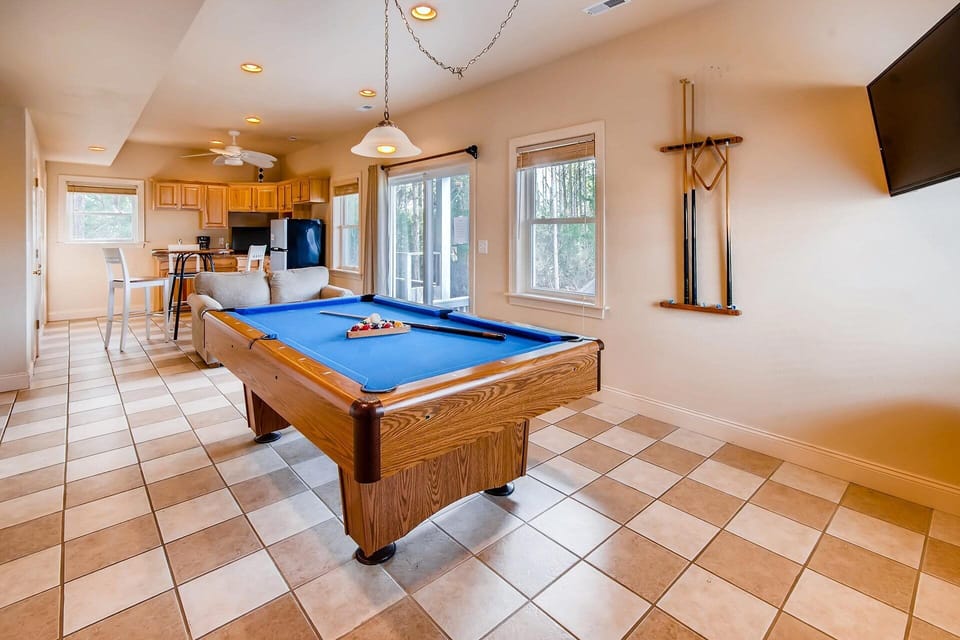 surf-or-sound-realty-carolina-daydream-512-game-room-1
