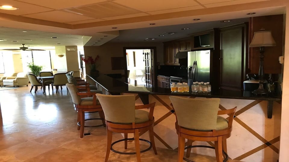 Social-room with kitchen and bar.