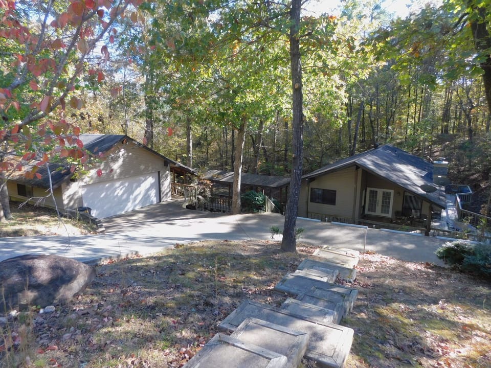 Plum Hollow Hideaway, street View.  Nestled back in the trees.