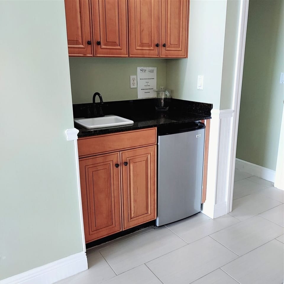 Wet Bar with Minifridge