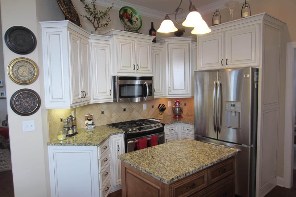 Well-appointed Kitchen w/Gas Range Stove 