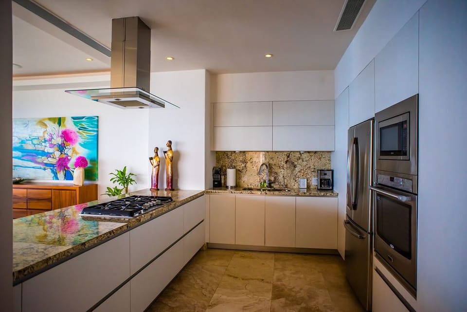 Spacious kitchen! Stainless steel appliances in the chef's kitchen