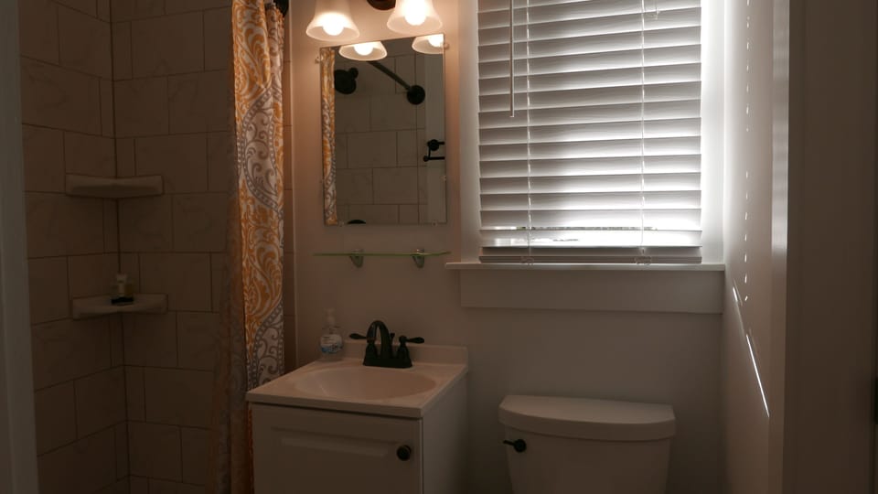 Full bathroom with entrance from master bedroom and kitchen.