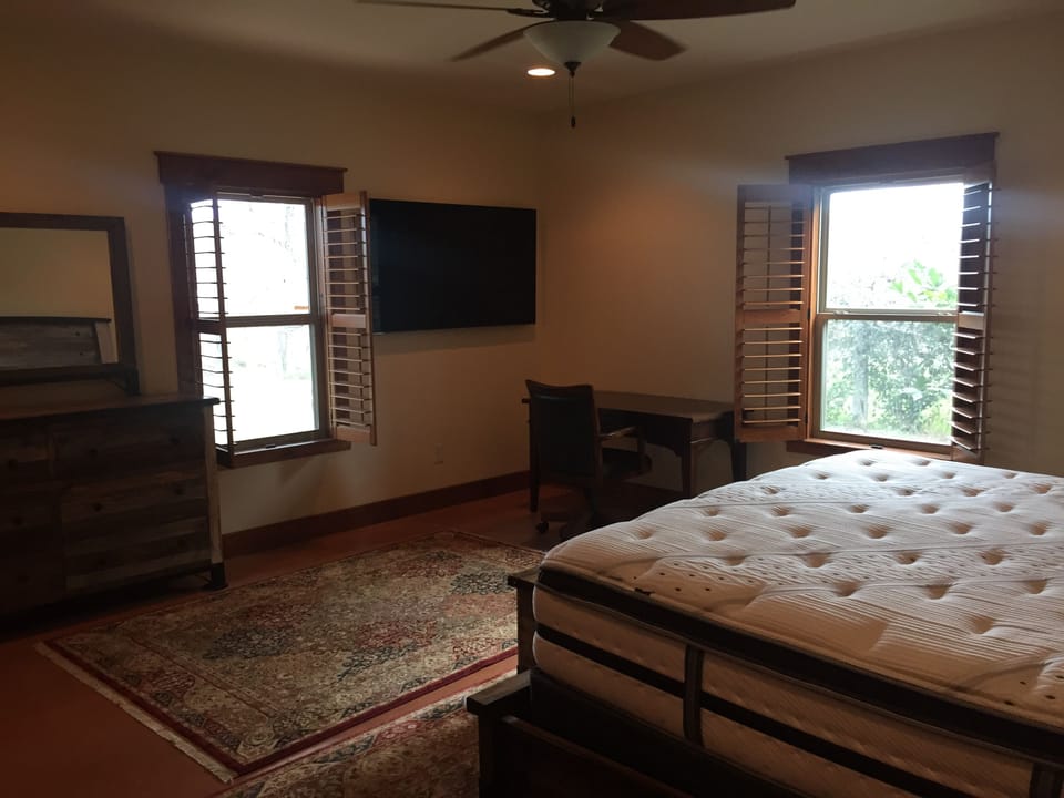 Big master bedroom, new king mattress , big screen tv, spacious back porch 