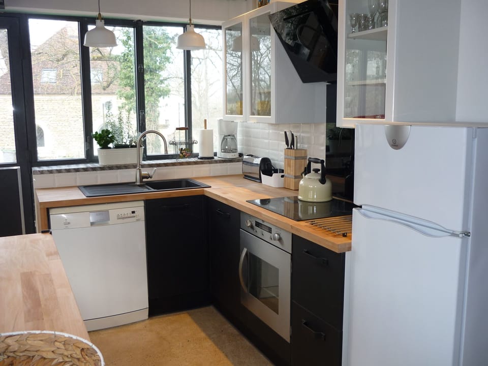 Fully fitted kitchen