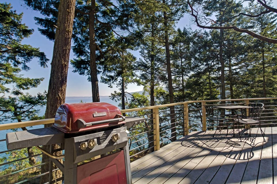 Barbecue with a view!

*BBQ updated in 2022 to stainless steel grill*