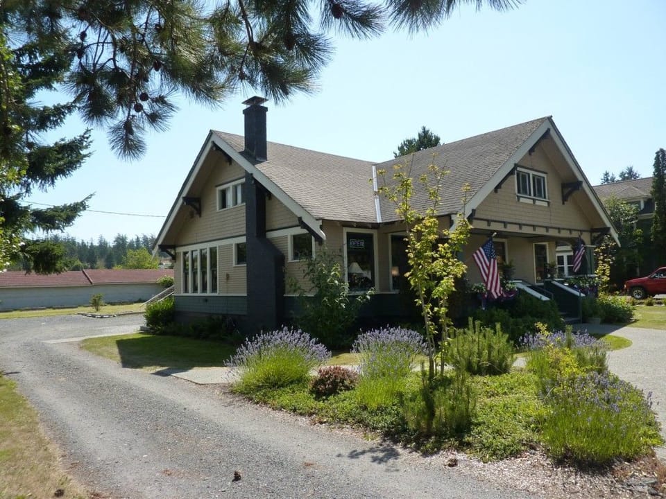 Driveway entrance to Acanthus House.