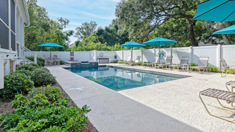 16'x32' pool with hot tub & plenty of seating
