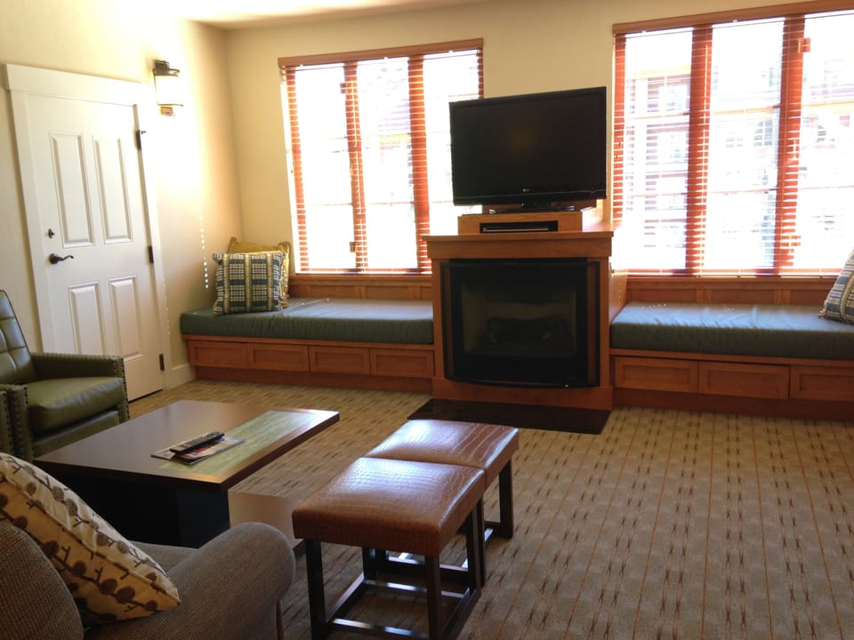 Family room with TV, DVD player, Fireplace, sofa bed and two window box beds 