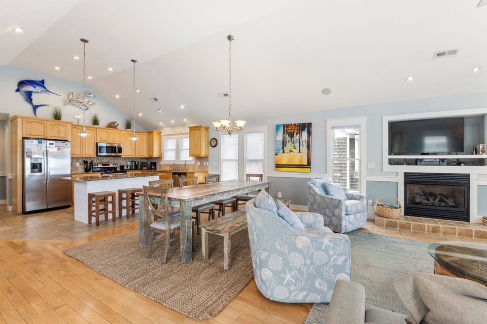 JR101: Avalon | Top Level Living and Dining Area - Fireplace Not Available For Guest Use