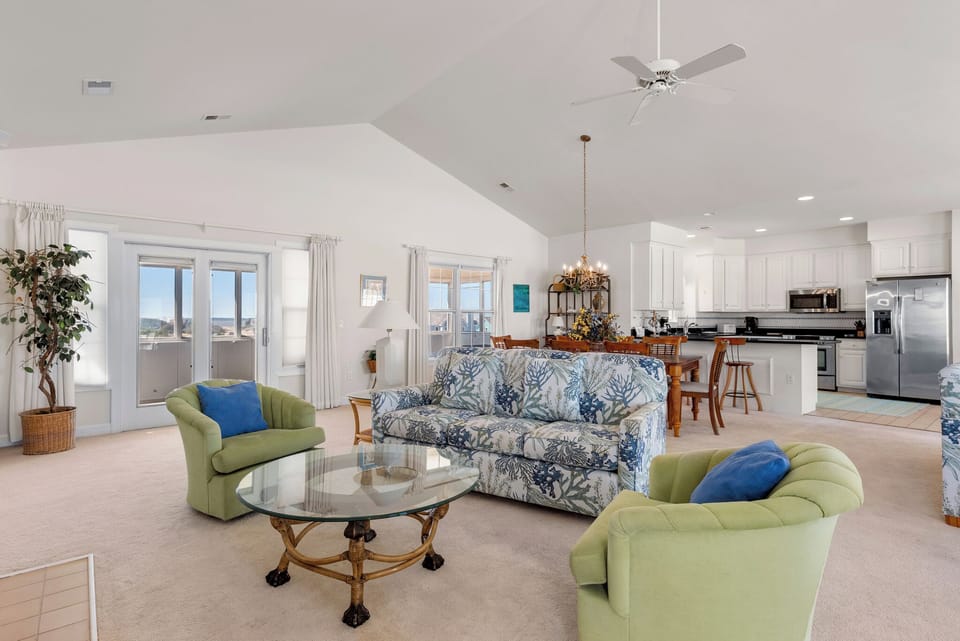 SS21: Castle In The Sand | Top Level Living Area