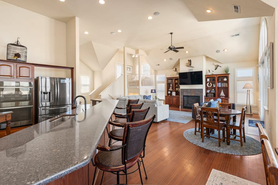 DE21N: Satisfaction | Top Level Living Area and Kitchen