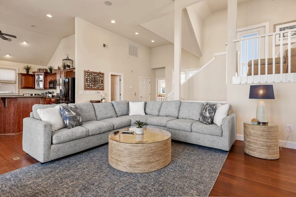 DE21N: Satisfaction | Top Level Living Area