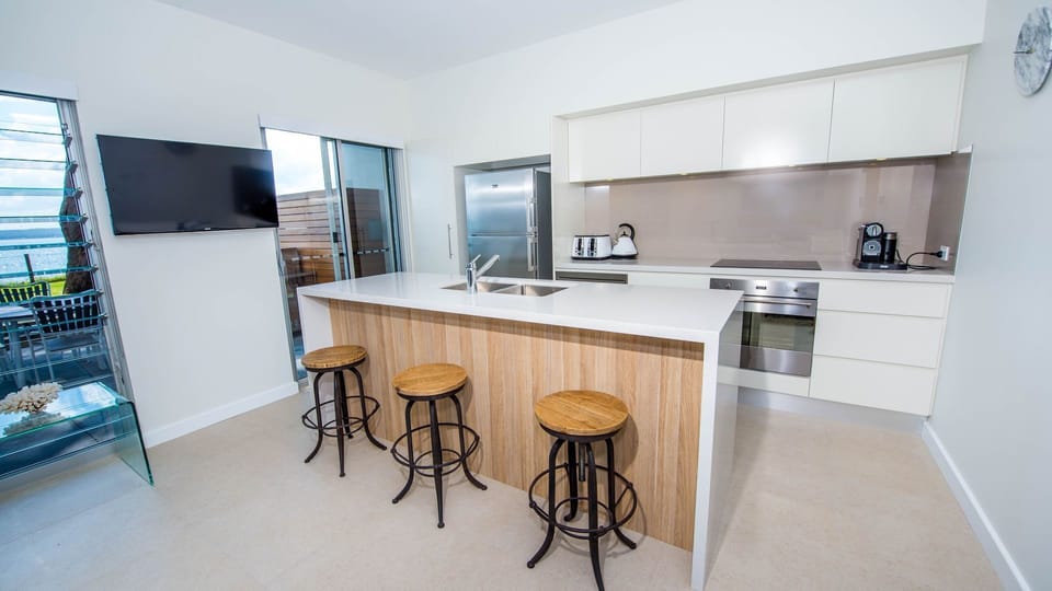 Kitchen and breakfast bench