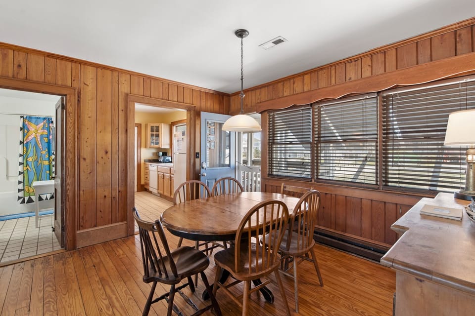 JR10: Mann Cottage | Dining Area