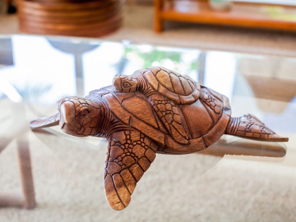 ?? Island Charm in Every Detail - A beautifully carved honu (sea turtle) adds a touch of aloha to Kona Riviera Villas — celebrating the spirit of the islands and the beauty of Hawaiian craftsmanship.