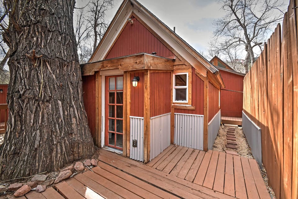 Enjoy your little cabin right on the river! 