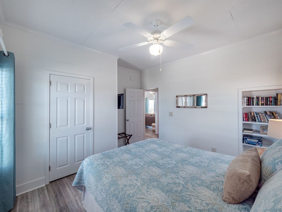 Fourth Bedroom - Queen Bed + Smart TV