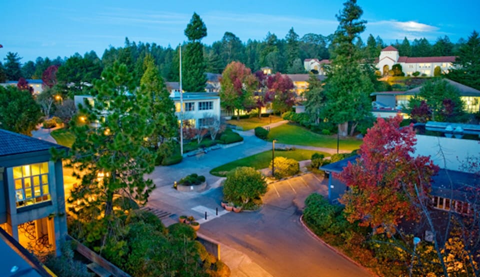 Beautiful Humboldt State University less than 10 minute drive