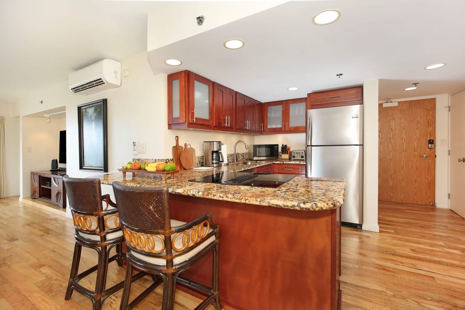 Wonderful FULL kitchen with breakfast bar!