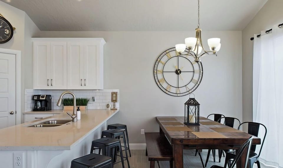 Dining area seats 6