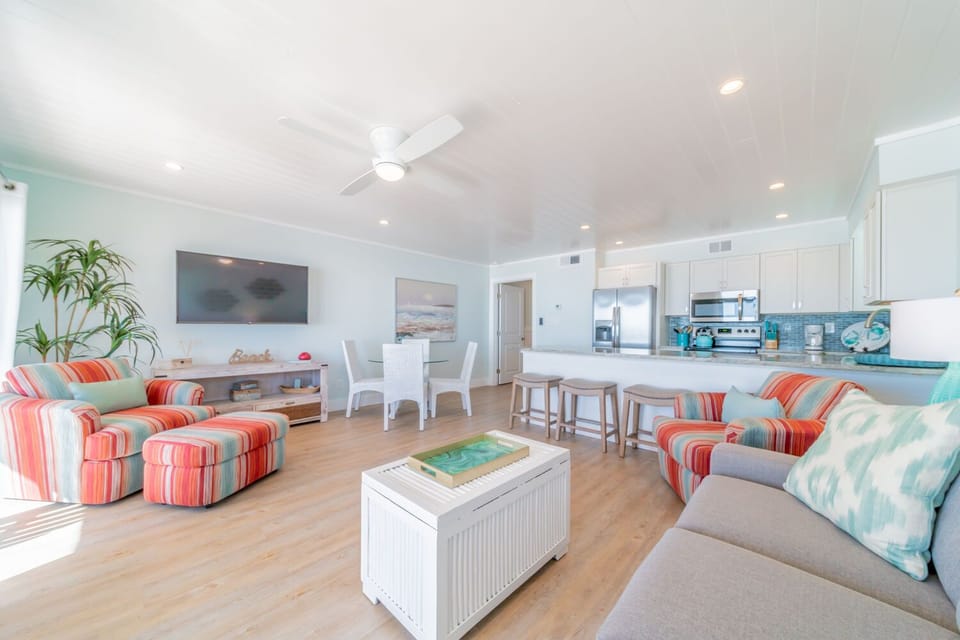 Eastern Shores 206 | Living & Dinning Area