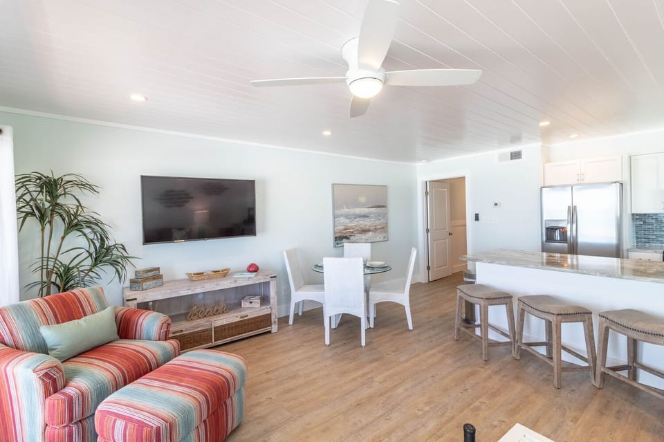 Eastern Shores 206 | Living & Dinning Area