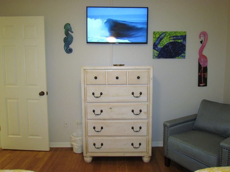 TV In Guest Bedroom - Smart TV In Guest Bedroom.