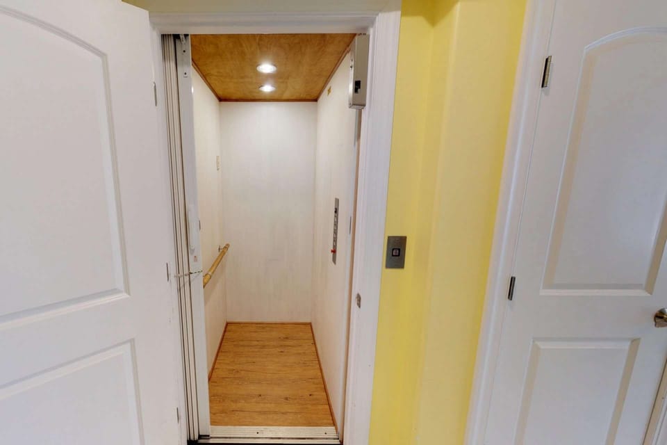 Elevator for your convenience. No worries about hauling up your luggage/groceries!