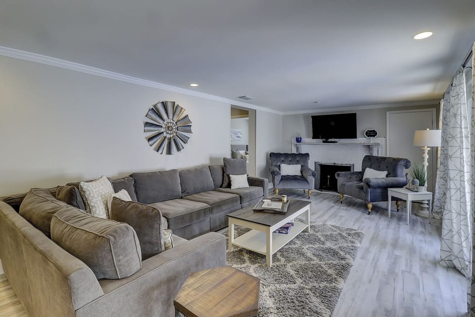 Living room - Spacious living room area with flat screen TV.