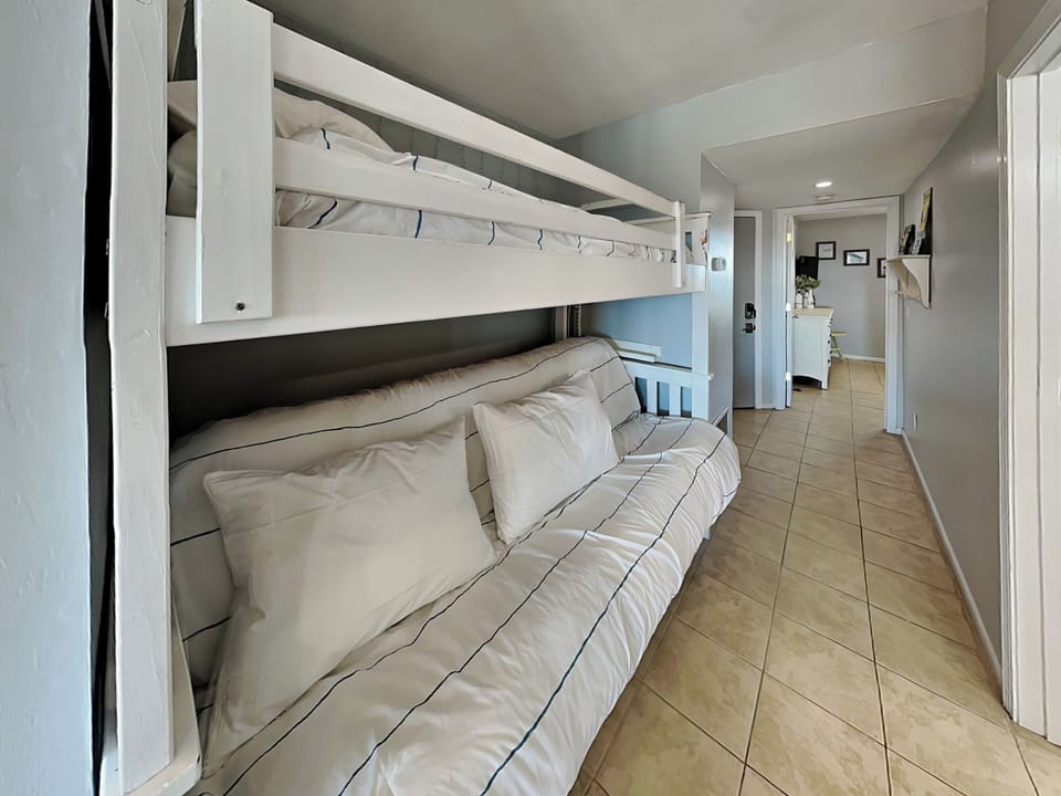 Twin/Twin Bunkbeds in Hallway