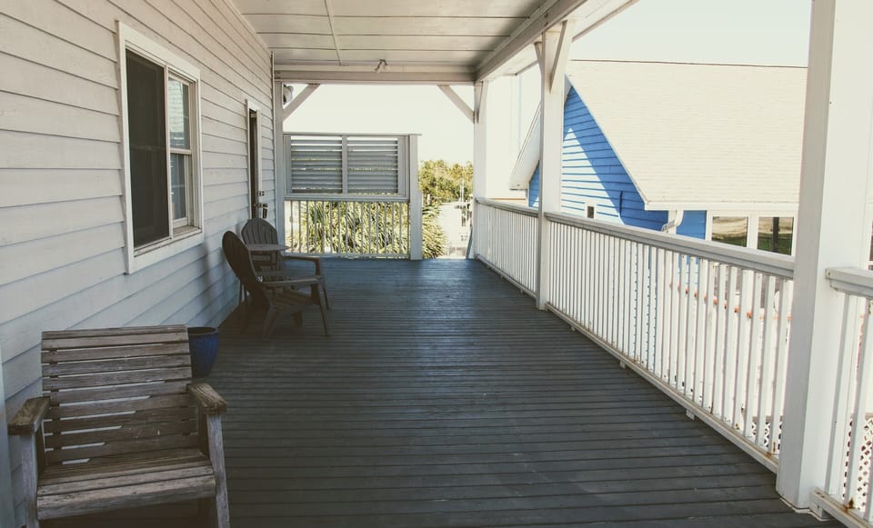 Side veranda with access to staircase and apartment’s kitchen door. No elevator.