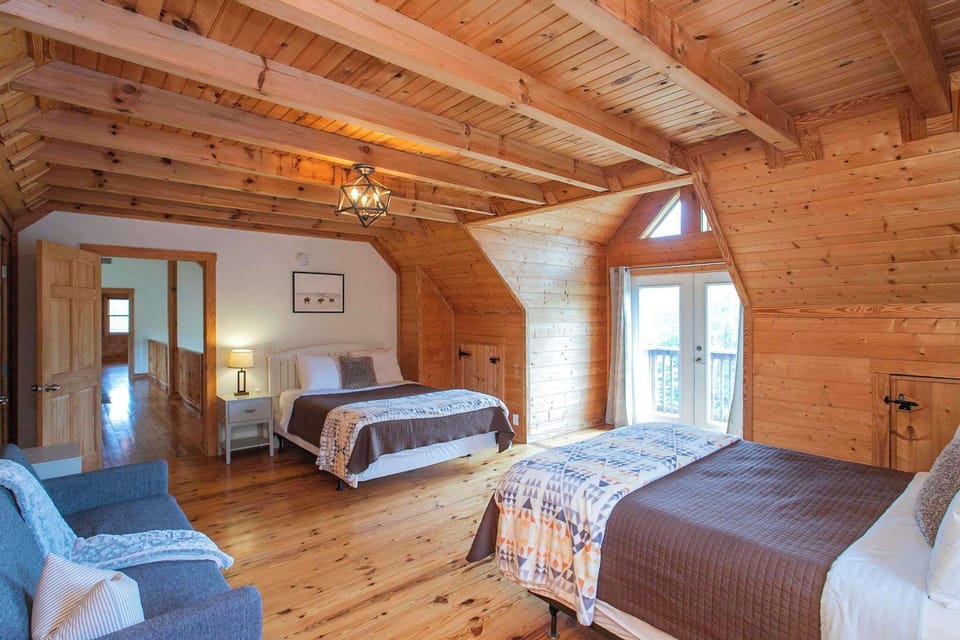 Upper Level - Bedroom 2: 2 Double Beds + Futon Sleeper