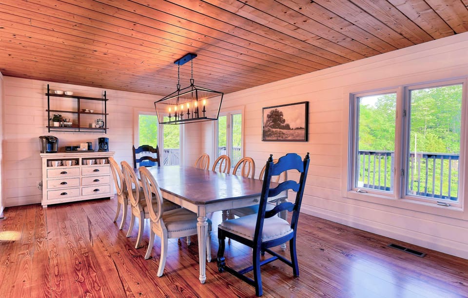 Spacious Gourmet Kitchen with Butler's Pantry, Coffee Station and Spacious Dining Area