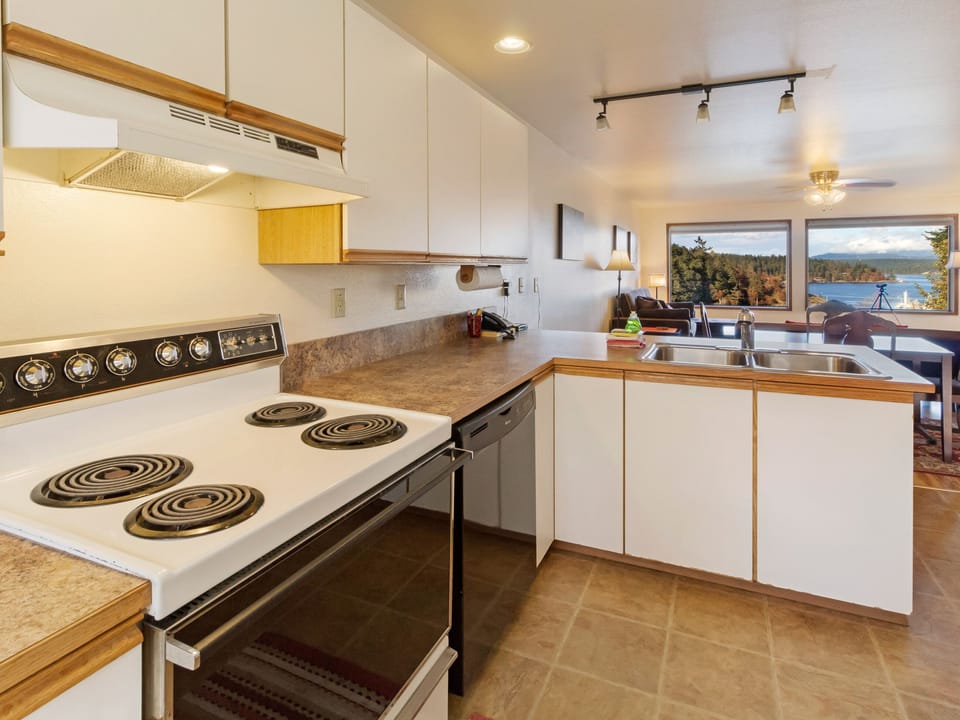 Full kitchen