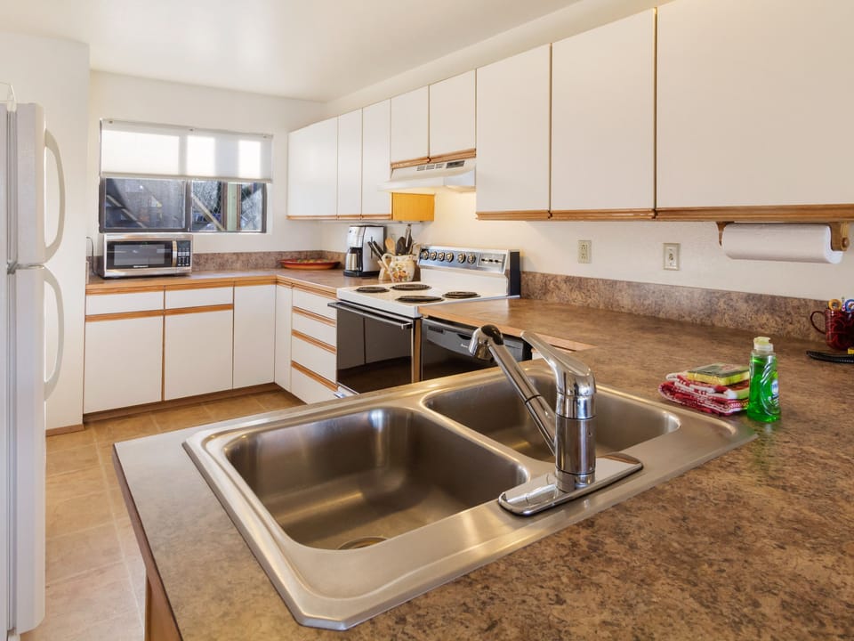 Full kitchen