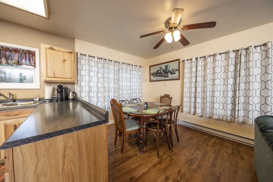 dining area, table seats 6 